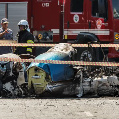 Acidente envolvendo um avião de pequeno porte que caiu na avenida Marquês de São Vicente, após decolar do Campo de Marte (Foto: Paulo Pinto/Agência Brasil)