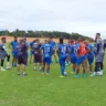 Jogadores em roda para conversa durante treino. (Foto: oão Paulo Oliveira/São Raimundo)