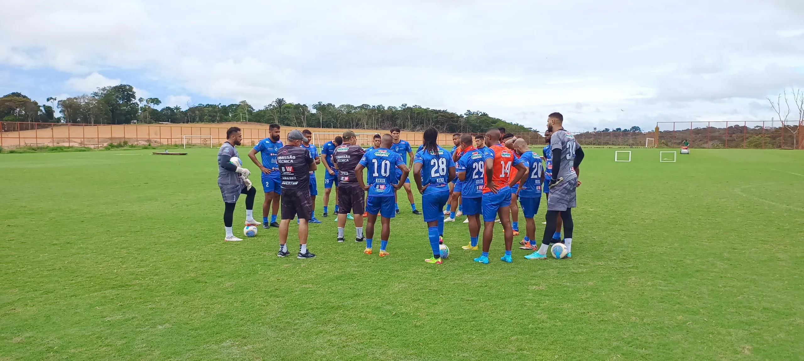 Jogadores em roda para conversa durante treino. (Foto: oão Paulo Oliveira/São Raimundo)