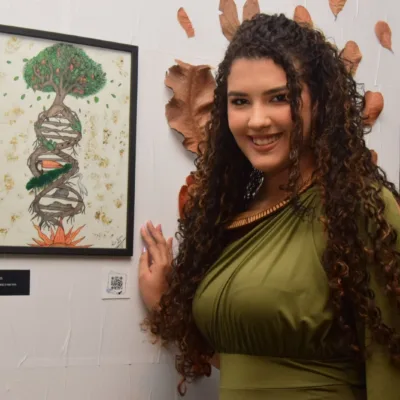 A jovem artista Alícia Bianca durante a sua primeira exposição (Foto: Nilzete Franco/FolhaBV)