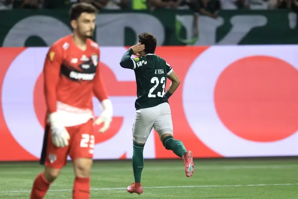 Rapahel Veiga na comemoração do gol. (Foto: Agif)