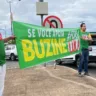 O deputado federal Nicoletti (direita) ergue faixa para chamar atenção de condutores para "Fora Lula" (Foto: Lucas Luckezie/FolhaBV)