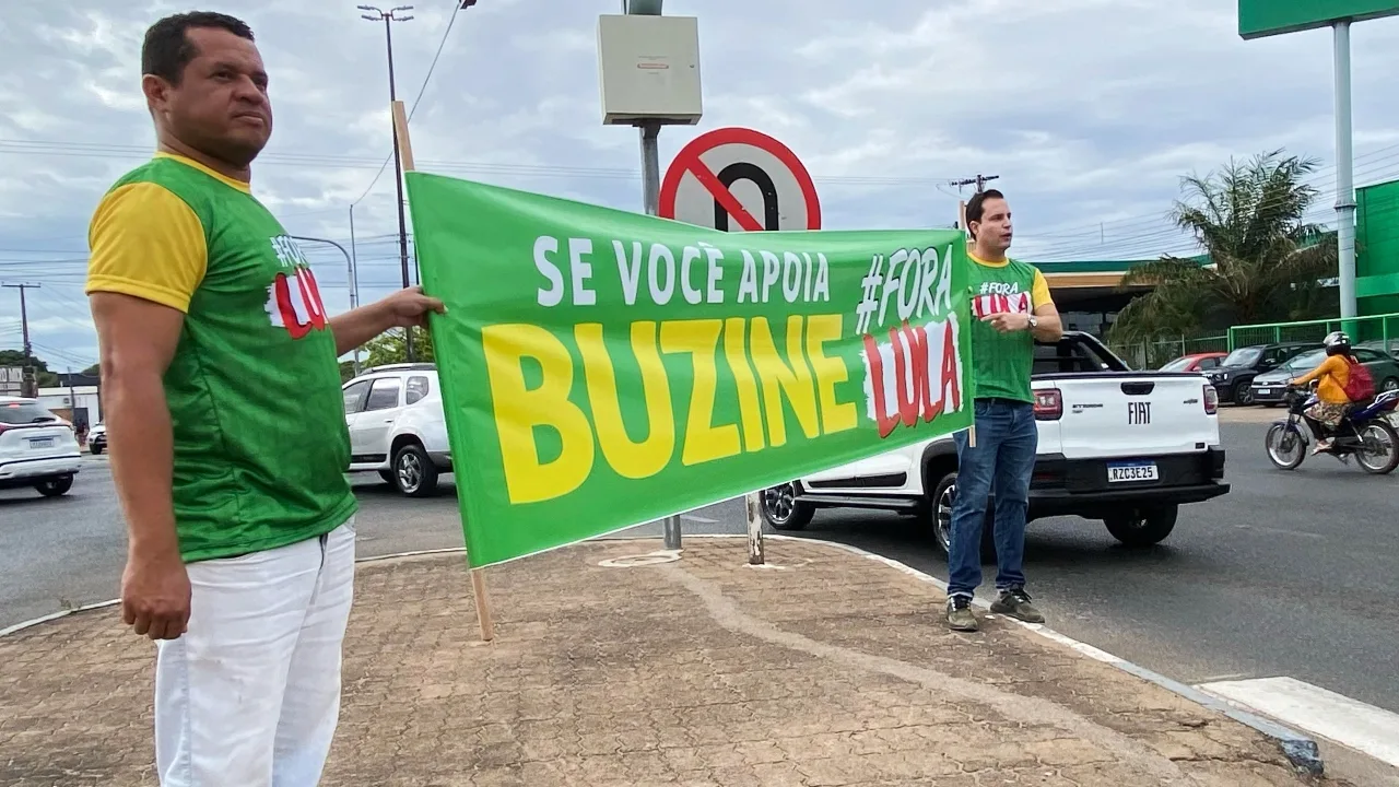 O deputado federal Nicoletti (direita) ergue faixa para chamar atenção de condutores para "Fora Lula" (Foto: Lucas Luckezie/FolhaBV)