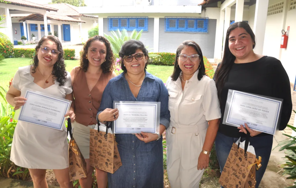 Foto: coordenadoras do prêmio e as vencedoras da etapa institucional 2025 (da esquerda para a direita: Cora Elena Gonzalo Zambrano (vencedora), Isabella Coutinho (Pró-Reitora de Extensão e Cultura), Márcia Teixeira Falcão (vencedora), Leila Chagas (Pró-Reitora de Pesquisa, Pós-Graduação e Inovação), e Iara Luna Leão de Souza (vencedora).