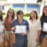 Foto: coordenadoras do prêmio e as vencedoras da etapa institucional 2025 (da esquerda para a direita: Cora Elena Gonzalo Zambrano (vencedora), Isabella Coutinho (Pró-Reitora de Extensão e Cultura), Márcia Teixeira Falcão (vencedora), Leila Chagas (Pró-Reitora de Pesquisa, Pós-Graduação e Inovação), e Iara Luna Leão de Souza (vencedora).