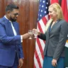 O presidente guianense Irfaan Ali com a embaixadora estadunidense na Guiana, Nicole Theriot (Foto: News Room Guyana)