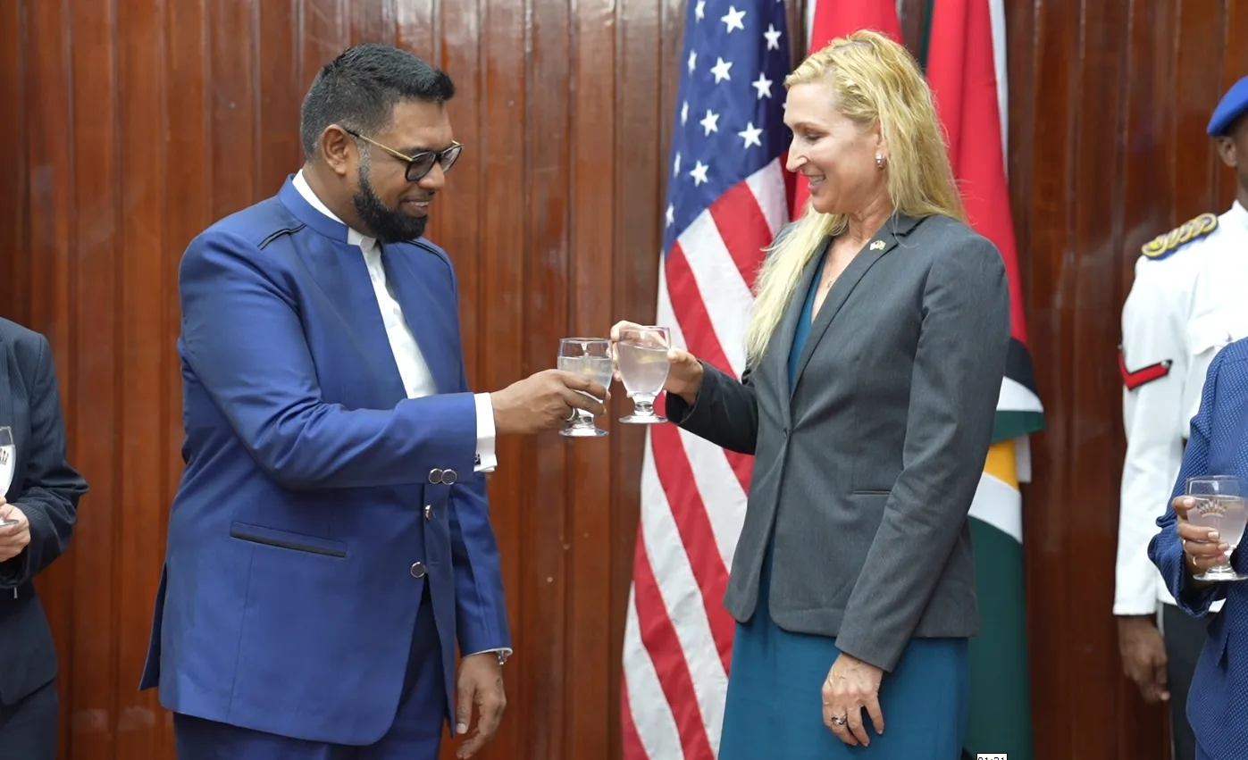 O presidente guianense Irfaan Ali com a embaixadora estadunidense na Guiana, Nicole Theriot (Foto: News Room Guyana)