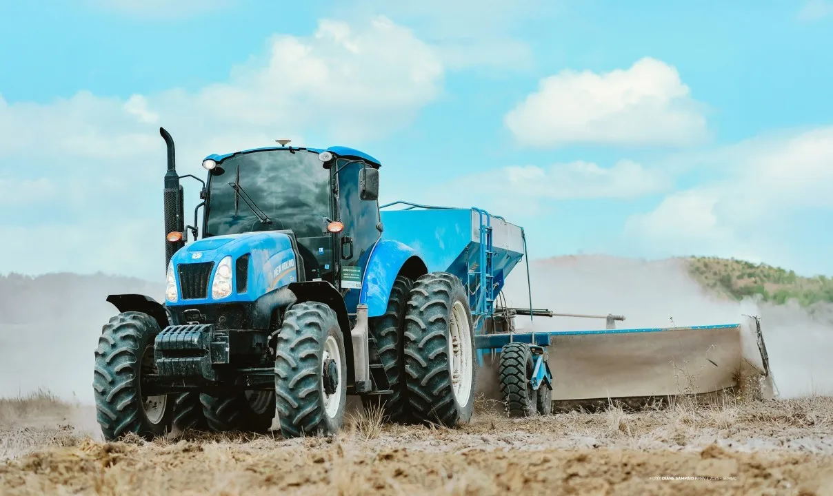 A correção da acidez do solo é uma das etapas que antecedem o plantio e é fundamental para o desenvolvimento produtivo das lavouras. (Foto: PMBV)