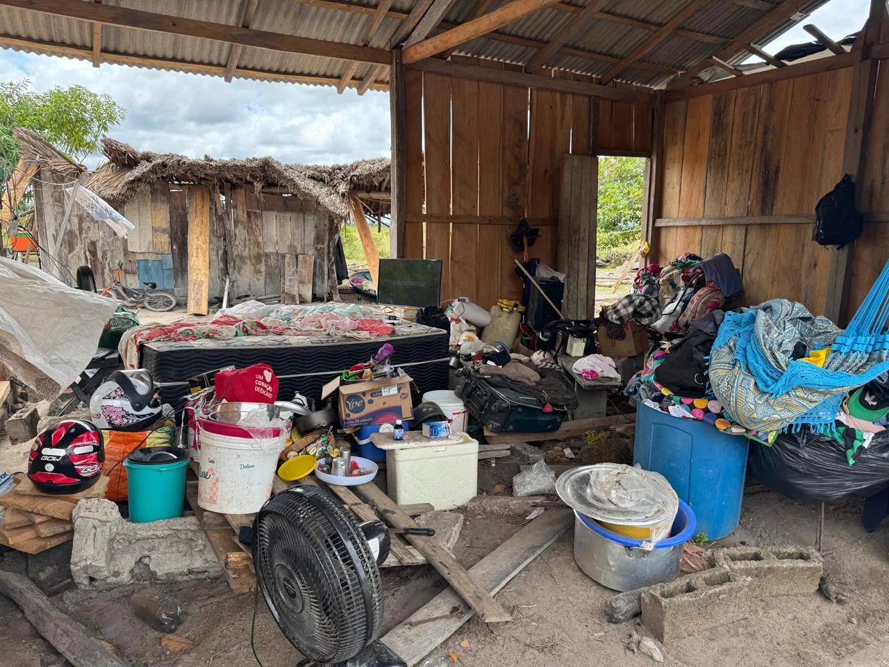 Casa da família teve danos na estrutura (Foto: Divulgação)