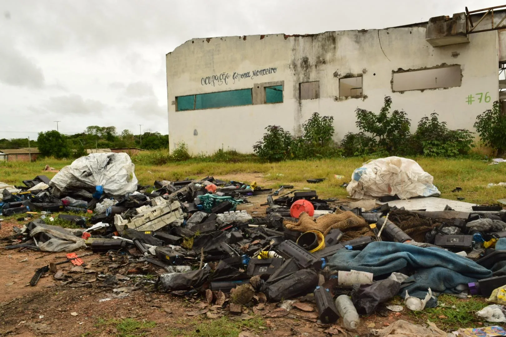 Dentre os lixos descartados, havia um pano  com a identificação da Sesau (Foto: Nilzete Franco/FolhaBV)