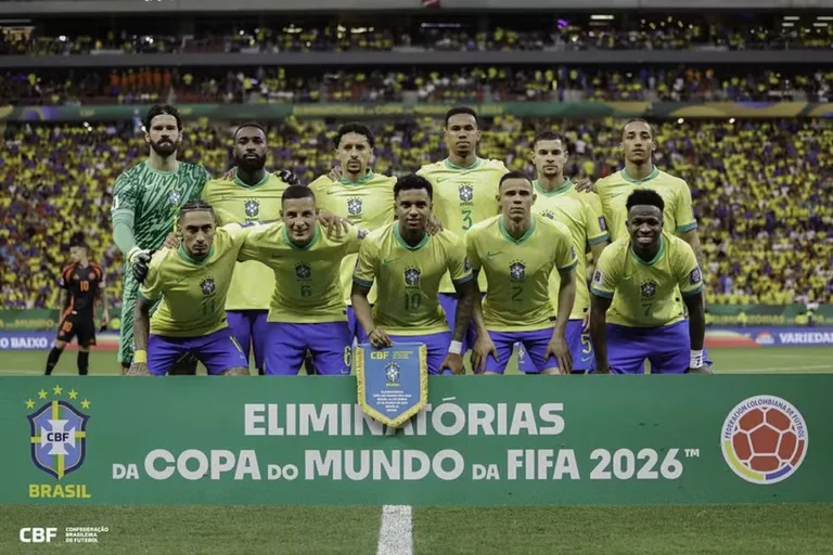 Seleção Brasileira perfilada antes do pontapé inicial. (Foto: Rafael Ribeiro/CBF)