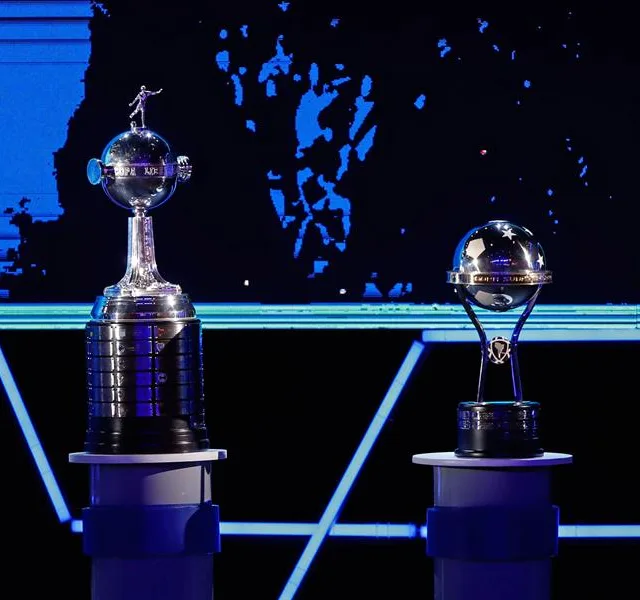 As taças da Copa Libertadores e Sul-Americana. (Foto: Divulgação/Conmebol)