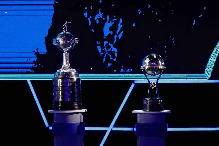 As taças da Copa Libertadores e Sul-Americana. (Foto: Divulgação/Conmebol)