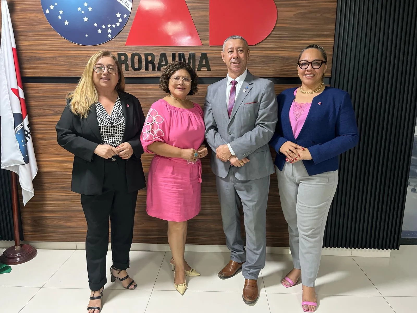 As advogadas Algarina Sousa, presidente da CMA/OAB-RR, Natália Leitão, vice-presidente da OAB-RR, e Sandra Raiol, presidente da CAA-RR, com Ednaldo Vidal, presidente da OAB-RR (Foto: OAB-RR)
