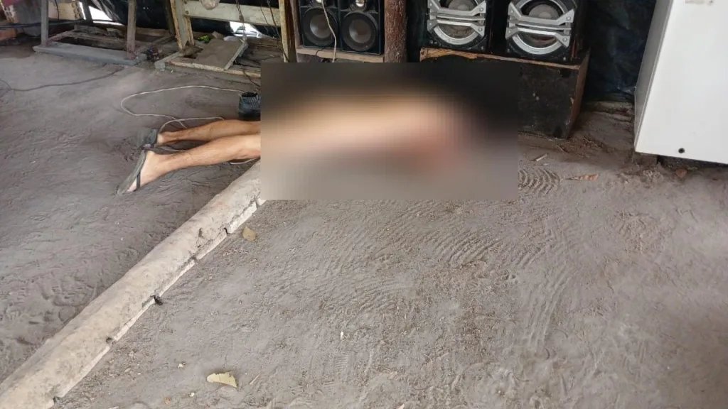 A vítima foi encontrada deitada de bruços (Foto: Divulgação) A vítima foi encontrada deitada de bruços (Foto: Divulgação)