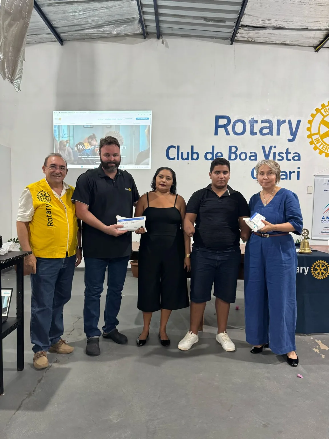 Momento registado da entrega das próteses ao Randresson. (Foto: Reprodução)