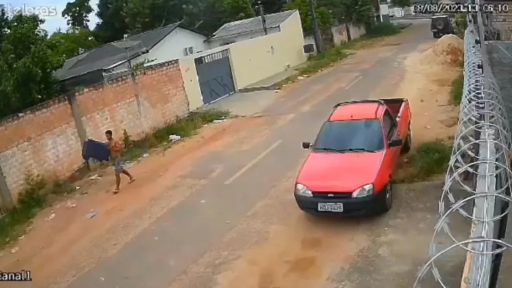 Câmera de segurança registrou o momento em que Hitalo furta uma residência, em 2023 (Foto:Reprodução)