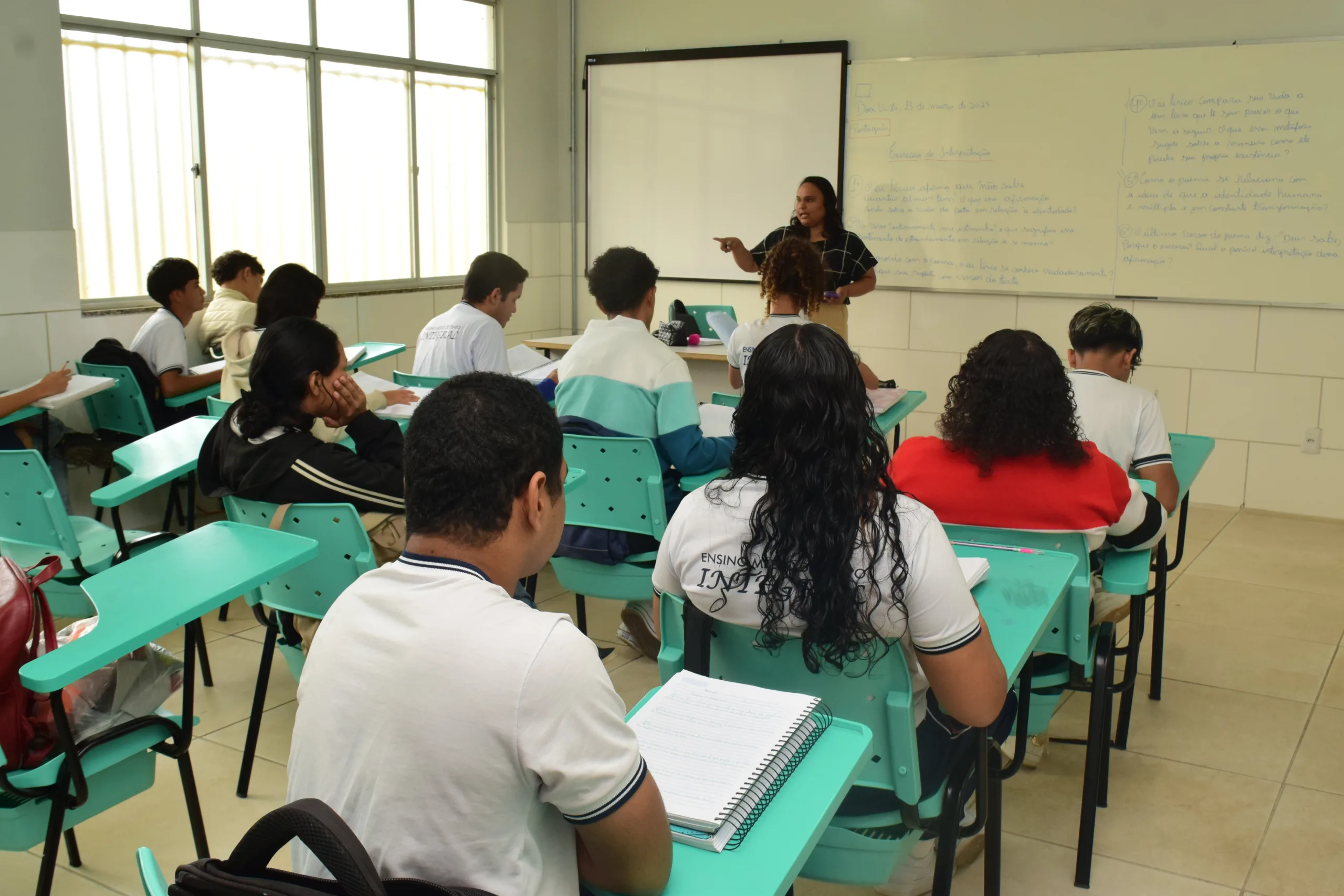 Escolas estaduais responderão questionário sobre proibição de celular