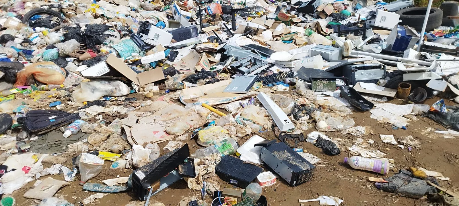 Descarte de lixo eletrônico a céu aberto em Alto Alegre gera preocupação em moradores