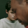 O jovem se vê envolvido em um crime chocante, e a minissérie conduz o espectador por uma jornada intensa de suspense e reviravoltas (Foto: Divulgação)
