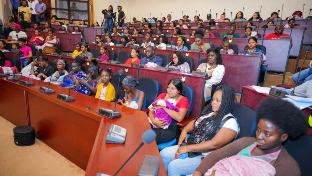 Mães prestigiam cerimônia de lançamento de programa da Guiana para custear bebês recém-nascidos (Foto: Divulgação)