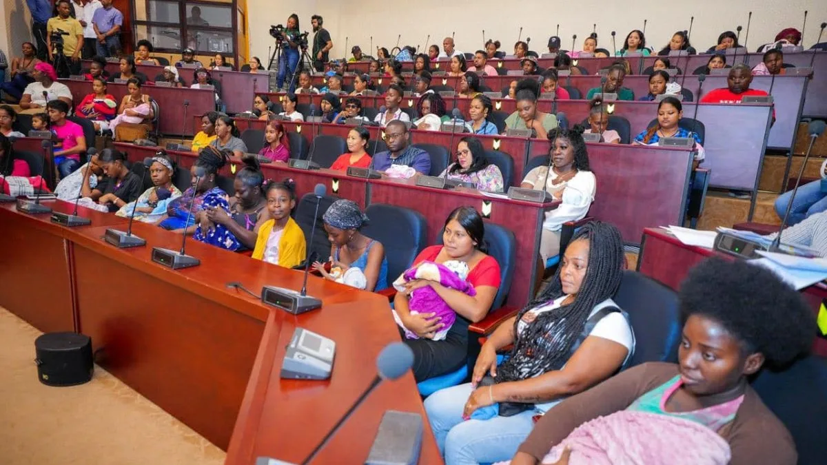 Mães prestigiam cerimônia de lançamento de programa da Guiana para custear bebês recém-nascidos (Foto: Divulgação)