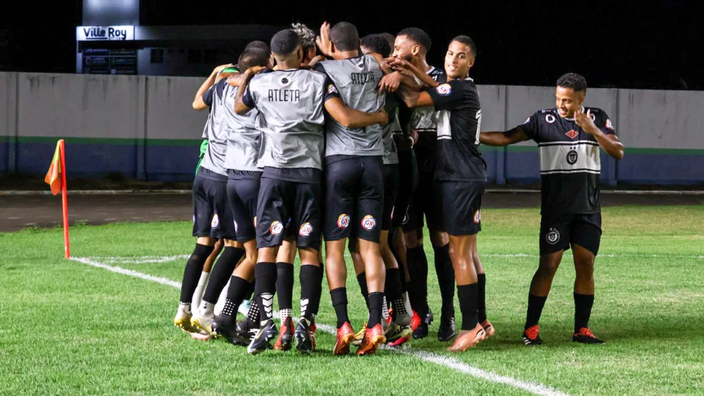 Jogadores do Rio Negro celebram primeira vitória. Foto: Déborah Nascimento/FolhaBv