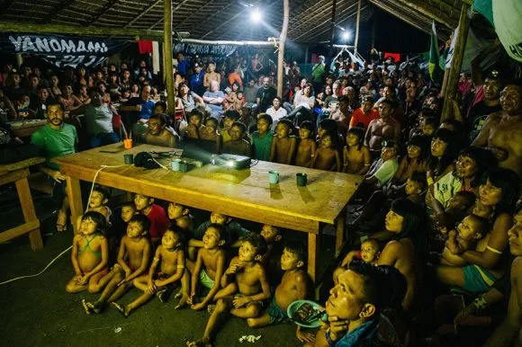 Crianças yanomami assistem a filmes durante as comemorações dos 30 anos da demarcação do território Yanomami. (Foto: Christian Braga/ISA)