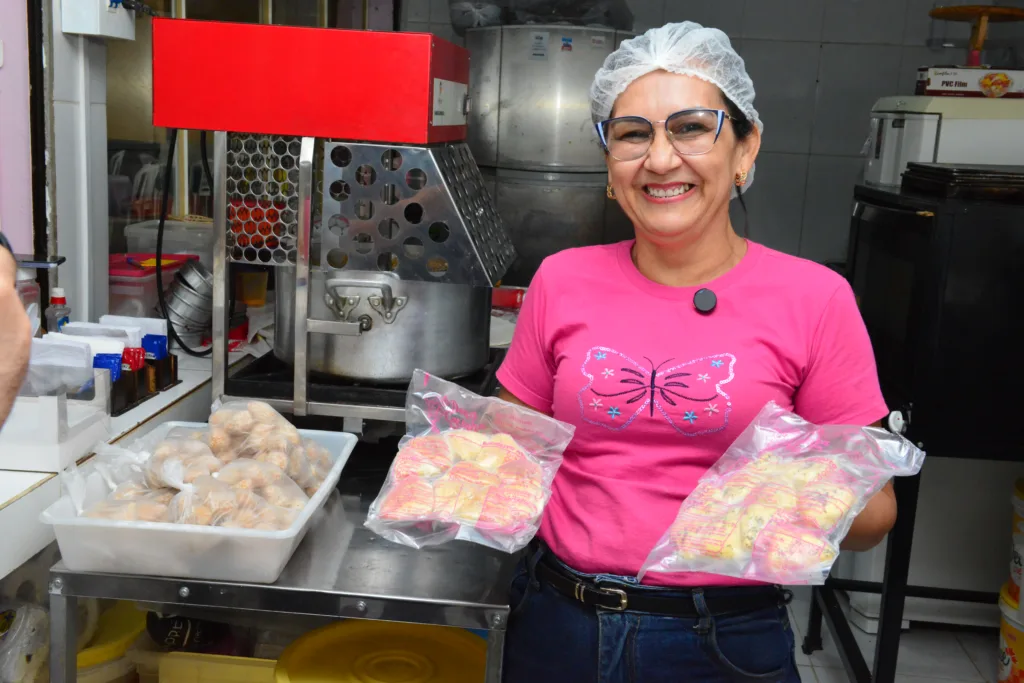 Regina compartilha com a FolhaBV sua história de superação e conquistas (Foto: Nilzete Frango/FolhaBV) Regina compartilha com a FolhaBV sua história de superação e conquistas (Foto: Nilzete Frango/FolhaBV)