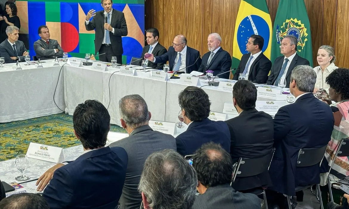 Em cerimônia no Palácio do Planalto, Lula destacou que o projeto é neutro, não vai aumentar a arrecadação do governo, e faz uma reparação tributária aos mais pobres que, proporcionalmente, pagam mais impostos devido às isenções sobre dividendos dos mais ricos.  (Foto: Fabio Rodrigues-Pozzebom/Agência Brasil)