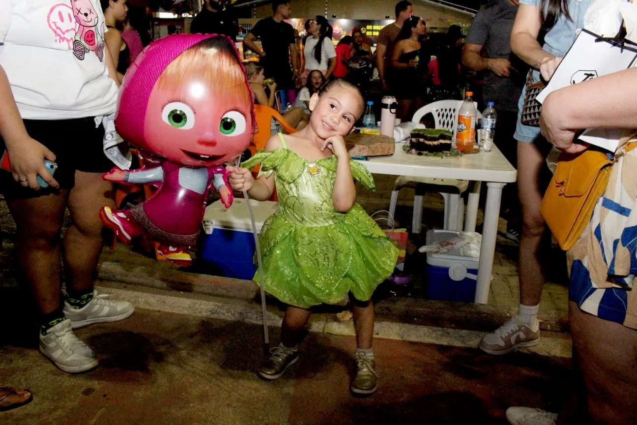 Com bolo, fantasia e muita música, a festa de Lívia virou parte da folia. (Foto: Wenderson Cabral)