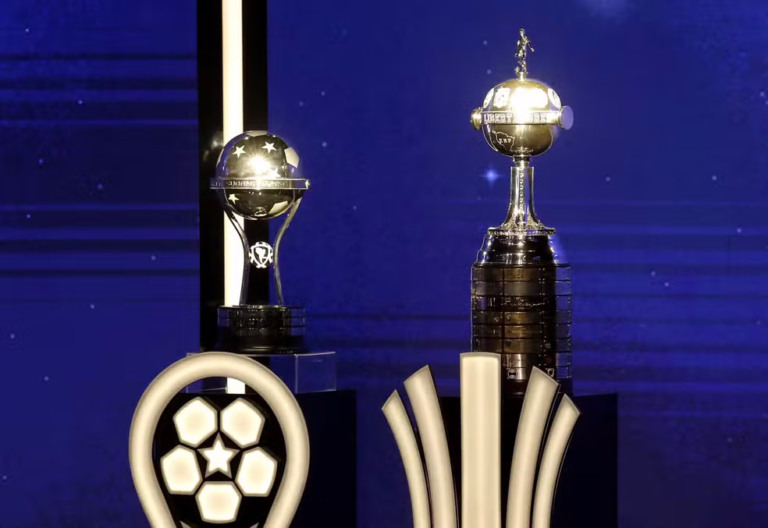 Troféus da Libertadores e Sul-Americana. (Foto: Cesar Olmedo/Reuters)