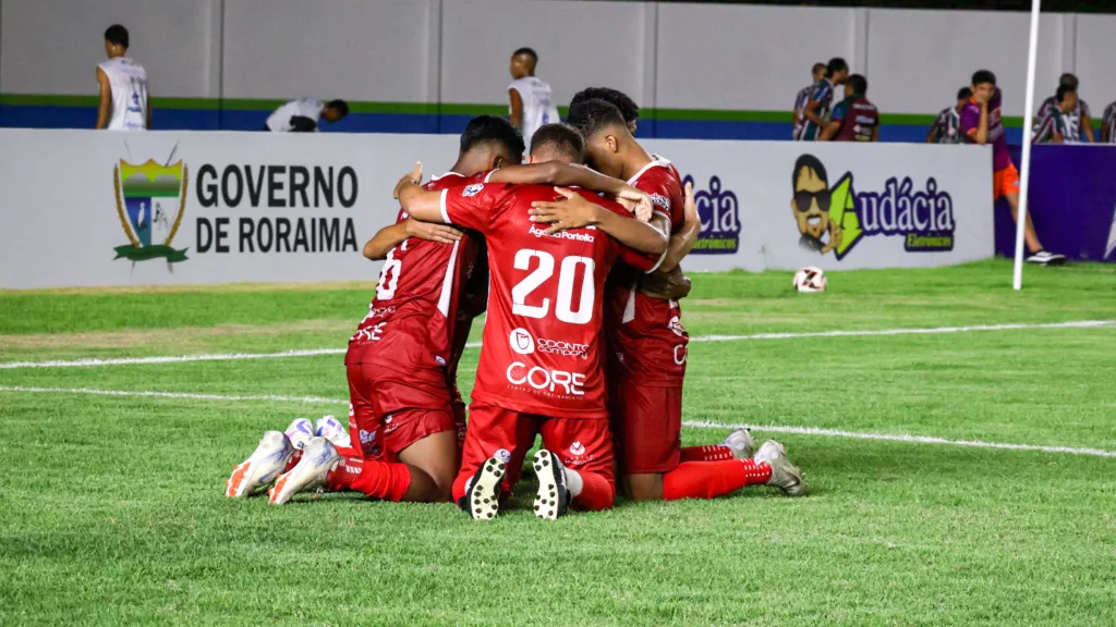 Jogadores do Baré celebram vitória. Foto: Déborah Nascimento/FolhaBv