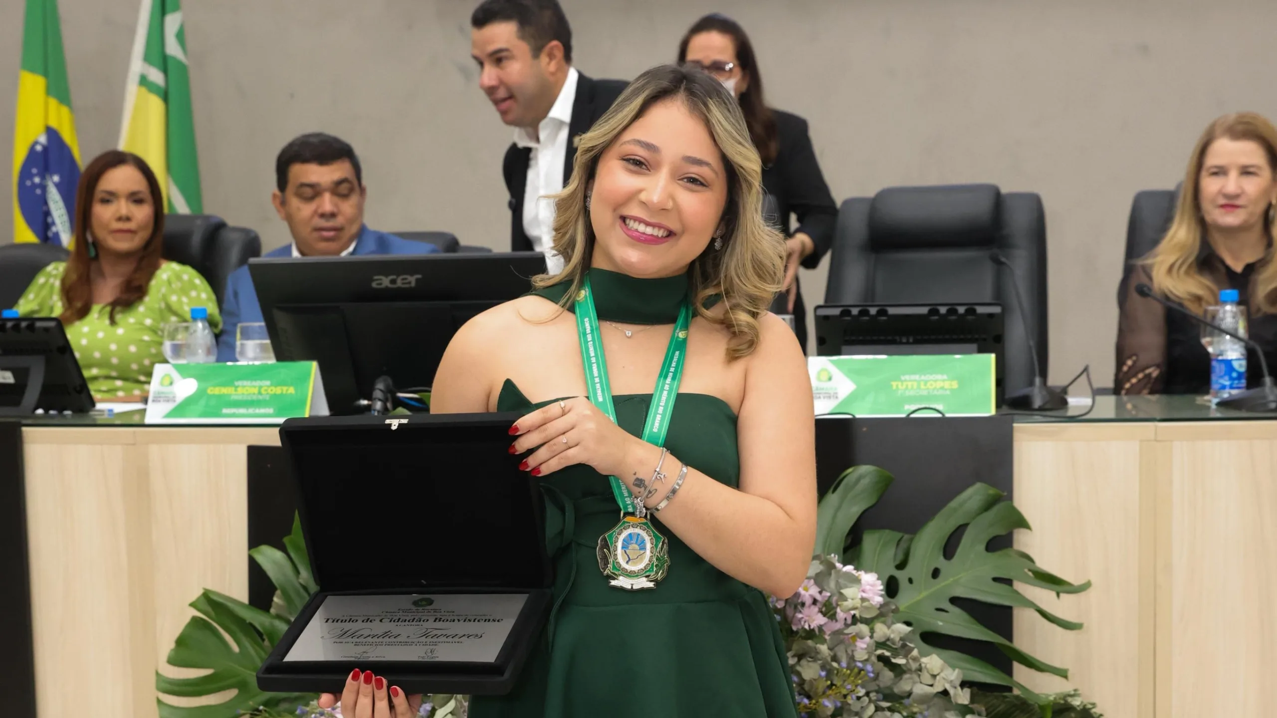 A cantora roraimense Marília Tavares recebe honrarias da Câmara Municipal de Boa Vista (Foto: Paulo Tavares/Ascom)