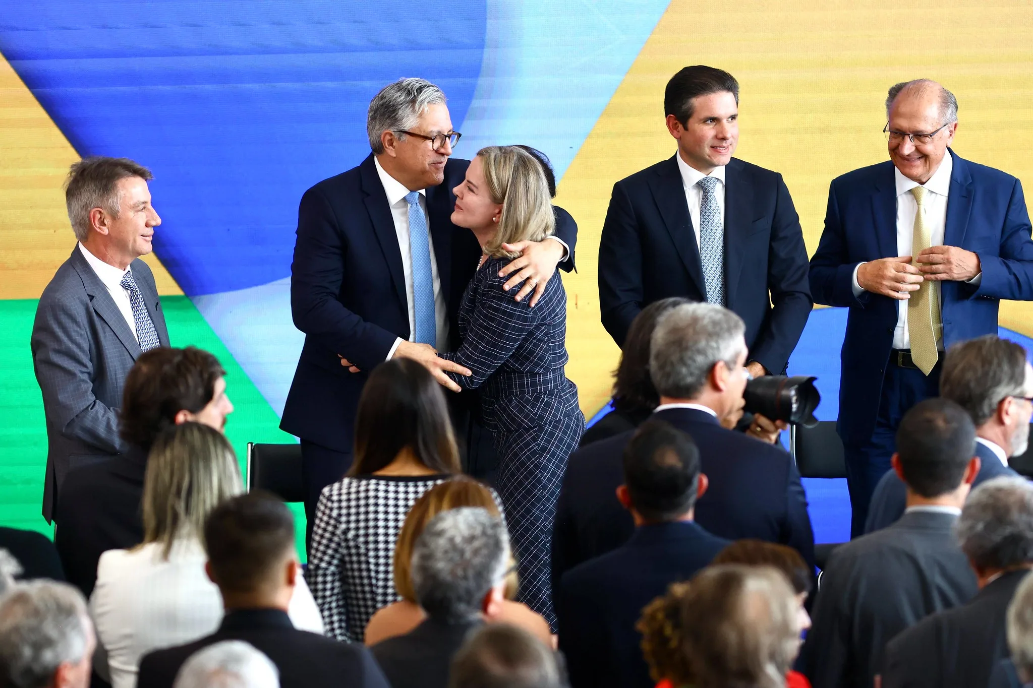 O governador Antonio Denarium na posse do novo ministro da Saúde, Alexandre Padilha. Na foto, a ministra Gleisi Hoffman, da Secretária de Relações Institucionais da presidência da República, o presidente da Câmara, Hugo Motta, e o vice-presidente Geraldo Alckmin (Foto: Walterson Rosa/Ministério da Saúde)