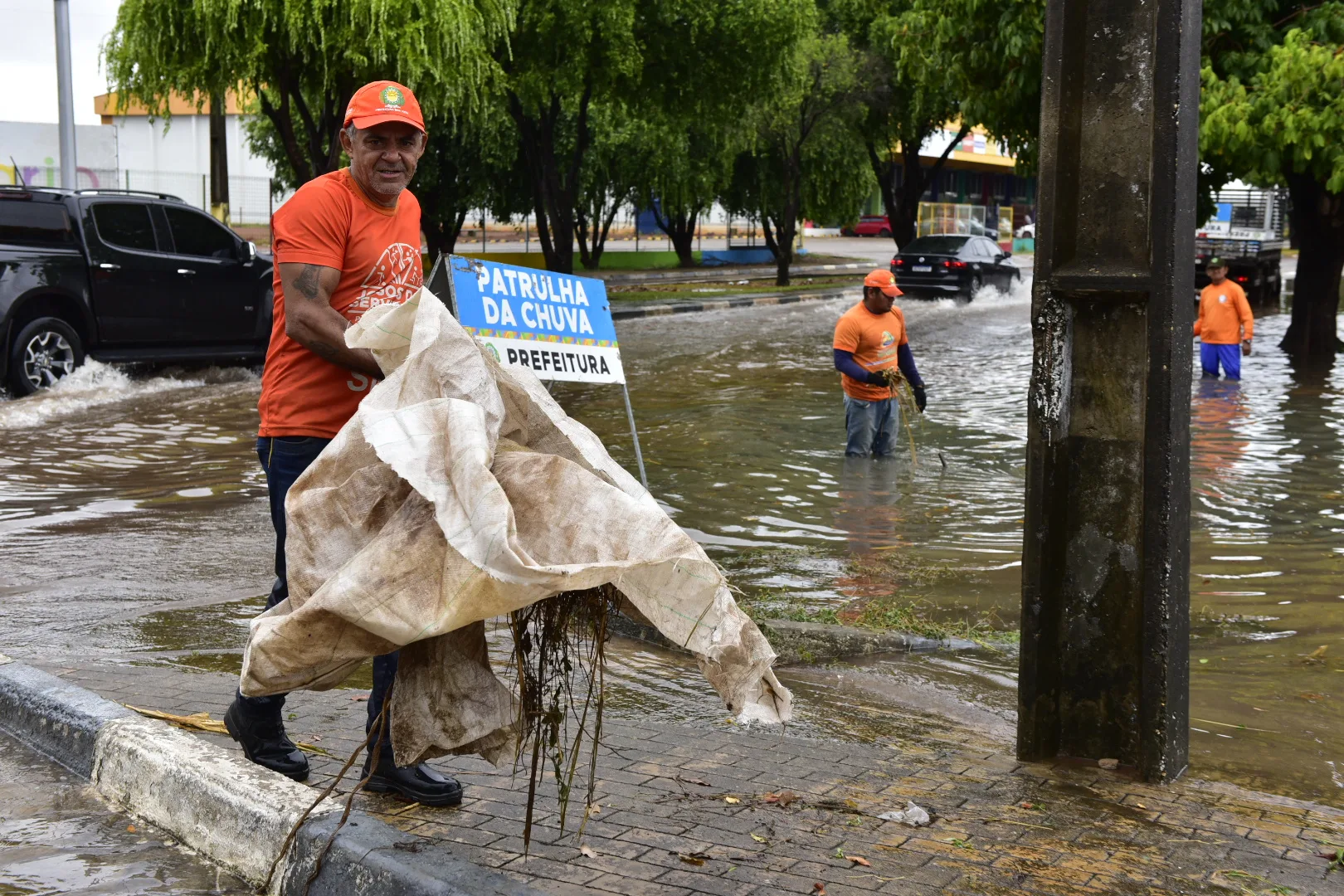 Ação da Prefeitura durante as chuvas (Foto: Semuc)