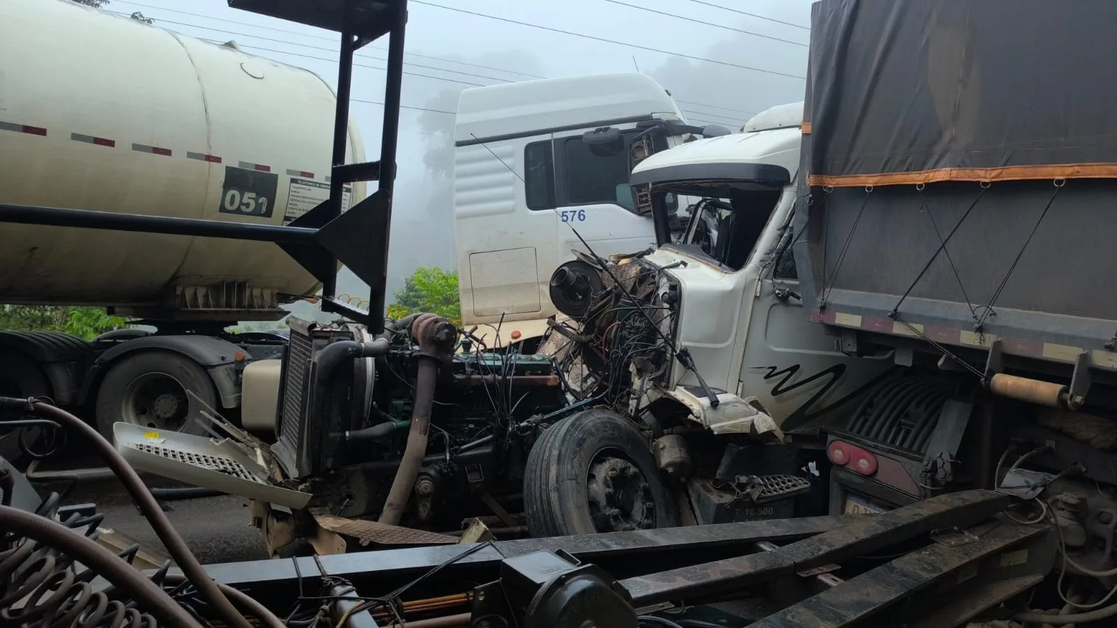 Acidente entre três carretas paralisa BR-174 no Amazonas (Foto: Divulgação)