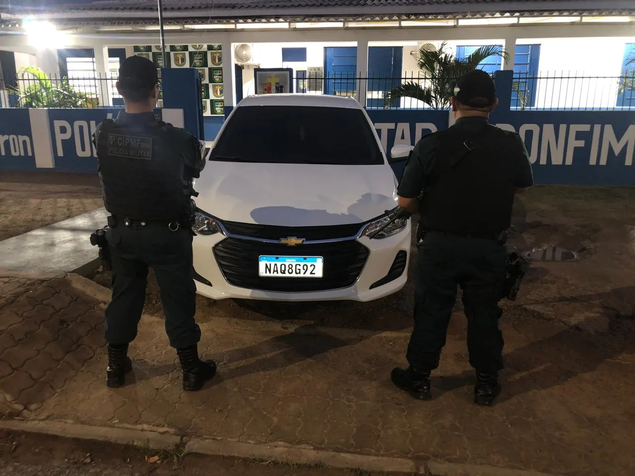 O veículo CHEV/ONIX PLUS branco, foi encontrado após uma denúncia e encaminhado à Delegacia Civil para as providências cabíveis. (Foto: Polícia Militar)