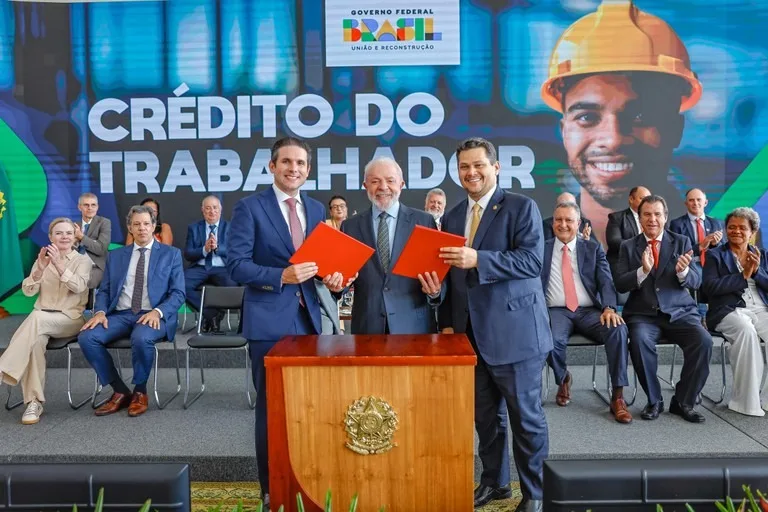 Presidente Lula assinou a MP do Crédito do Trabalhador ao lado dos presidentes da Câmara, Hugo Motta, e do Senado, Davi Alcolumbre. (Foto: Ricardo Stuckert / PR)