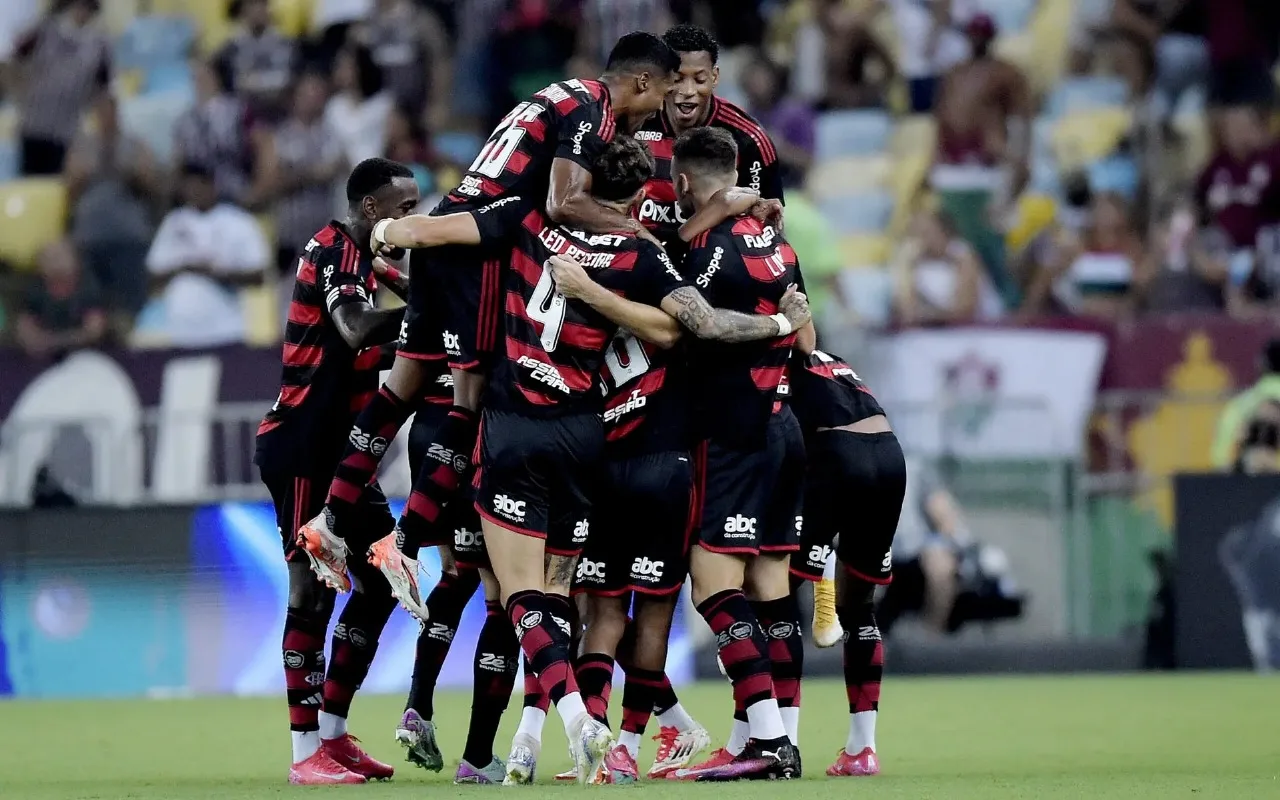 Elenco do Flamengo comemorando o gol no clássico. (Foto: Alexandre Loureiro/AGIF)