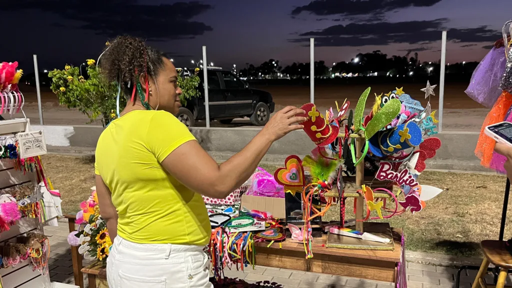 Comerciantes de objetos artesanais são destaque no Carnaval