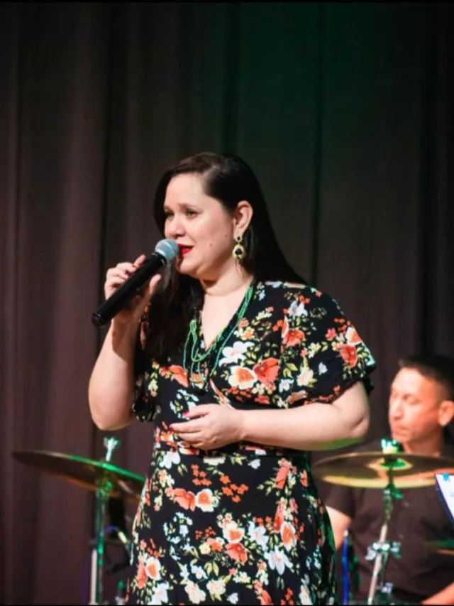 O espetáculo Dona com Kárisse Blos, homenageia conquistas femininas por meio da música (Foto: divulgação)