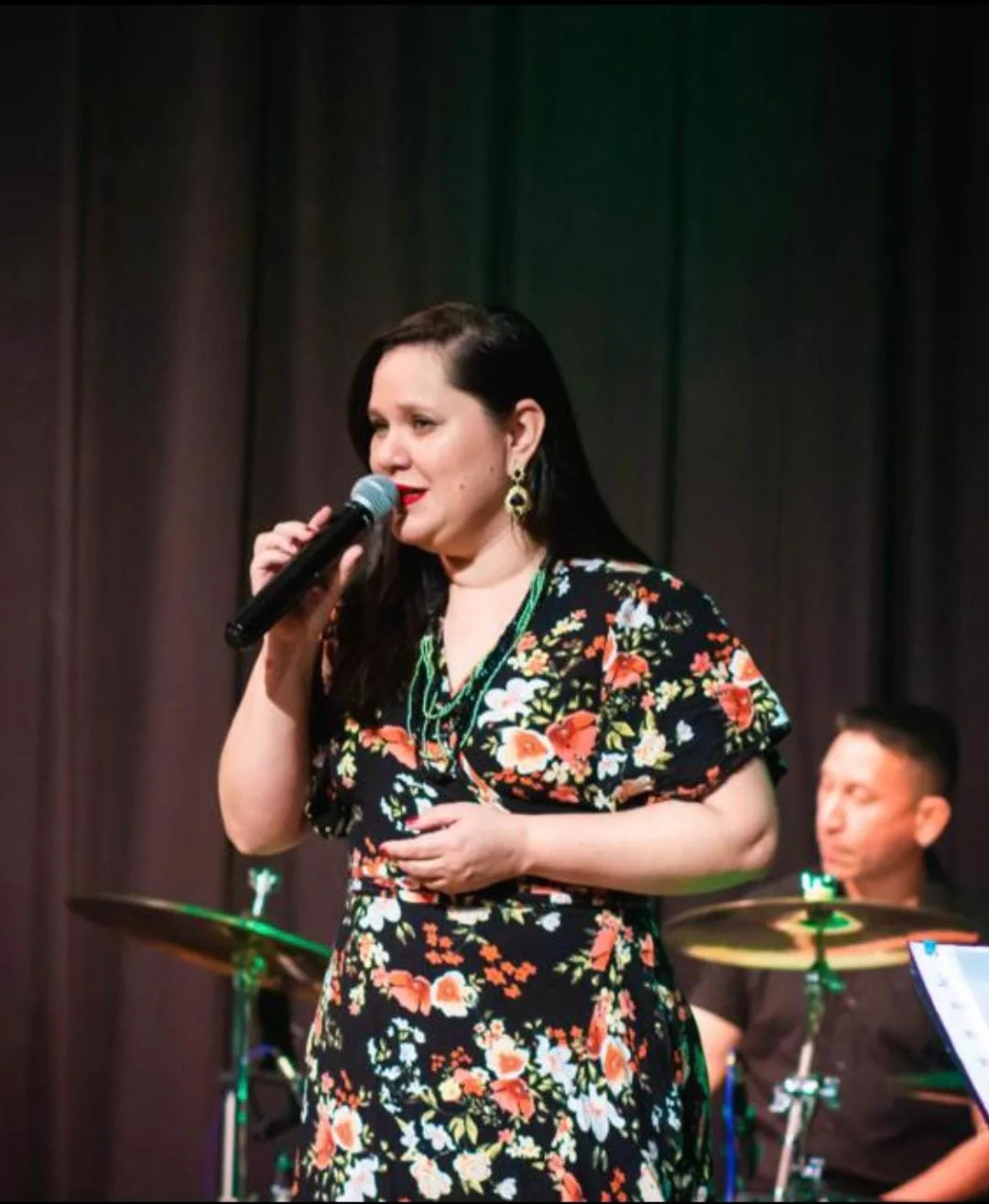 O espetáculo Dona com Kárisse Blos, homenageia conquistas femininas por meio da música (Foto: divulgação)