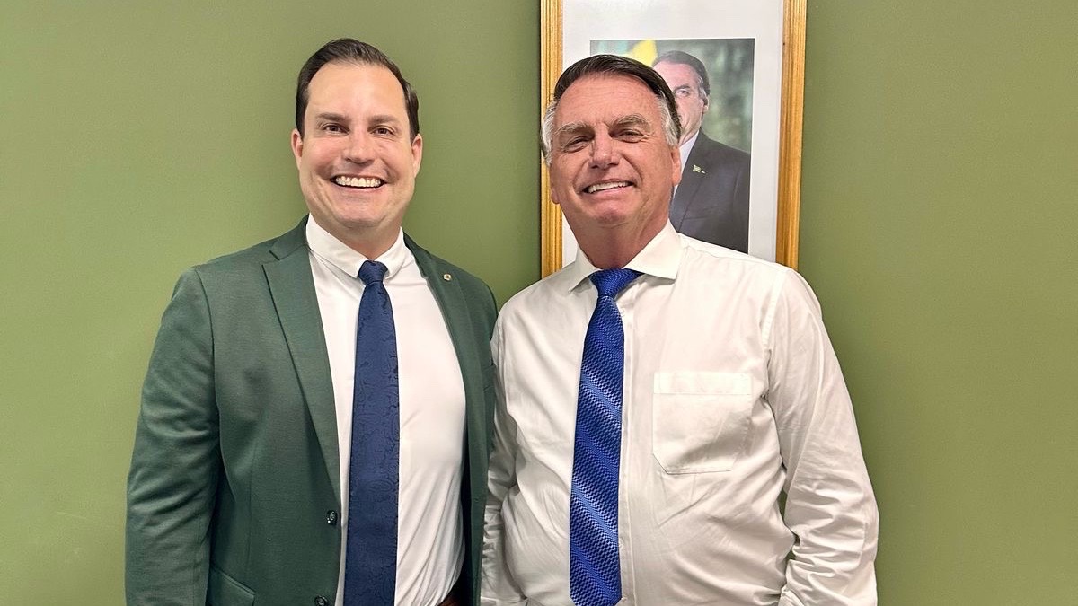 O deputado federal Nicoletti com o ex-presidente Jair Bolsonaro, na sede do PL