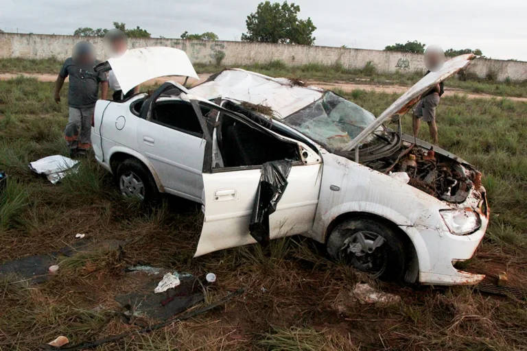 Carro colidiu com meio fio e capotou (Foto: Wenderson Cabral/FolhaBV)