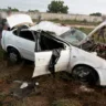 Carro colidiu com meio fio e capotou (Foto: Wenderson Cabral/FolhaBV)
