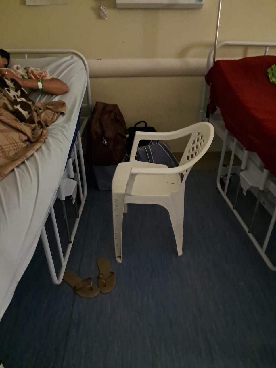 falta de poltrona faz acompanhantes dormirem em cadeira