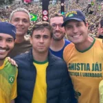 Nicoletti posa com pol&iacute;ticos de direita, como o deputado Nikolas Ferreira (Foto: Divulga&ccedil;&atilde;o)