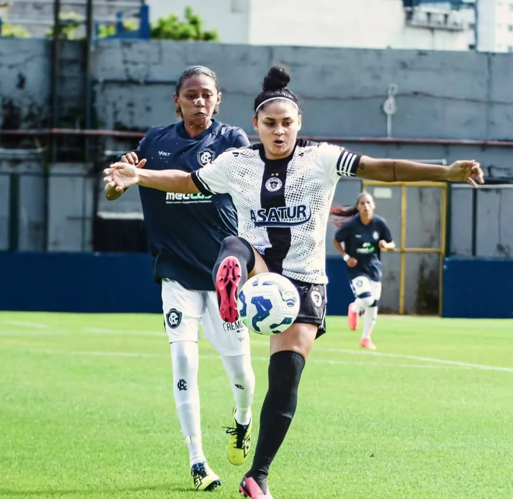 Atleta do Rio Negro em disputa de bola contra o Remo-PA