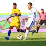 Jogadores do S&atilde;o Raimundo x GAS em disputa de bola na semifinal no Campeonato Roraimense &ndash; Foto: D&eacute;borah Nascimento